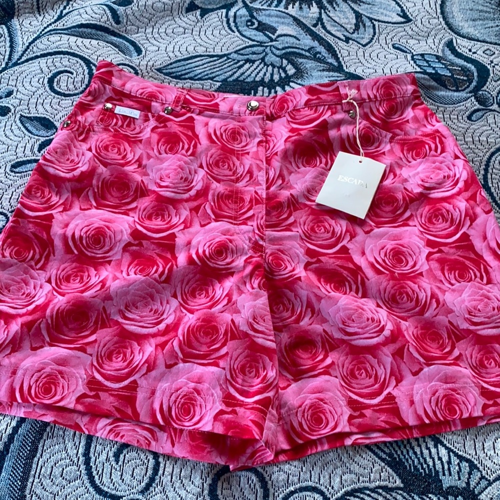 ROSE DESIGN ESCADA SHORTS